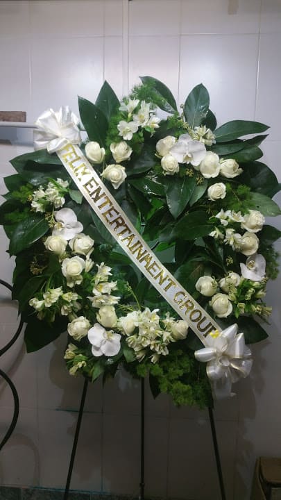 Imagen de En paz Descripcion: Corona fúnebre con 20 rosas, astromelias, nardos perfumados para darle un delicioso olor